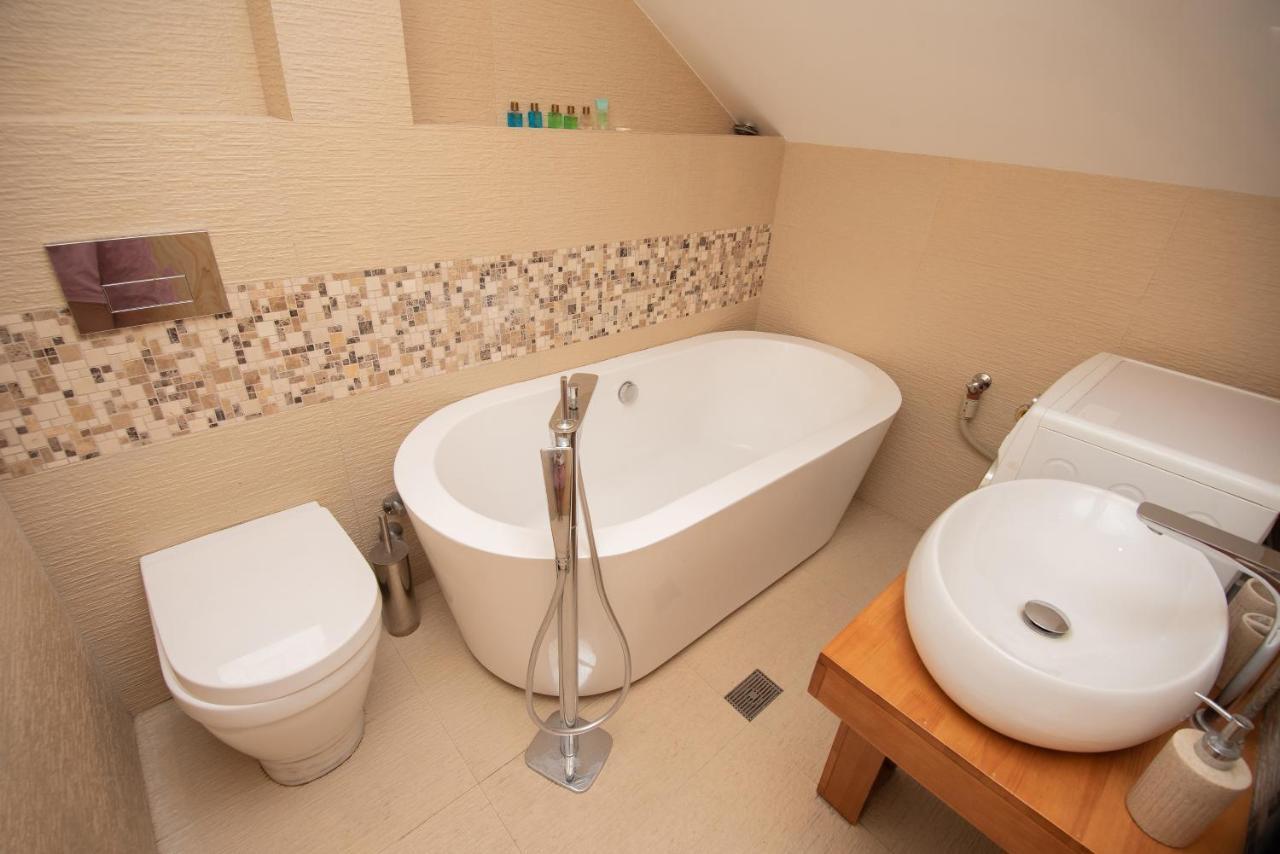 Luxury 4 Bedroom Apartment #1 In The City Center Of Tbilisi Bagian luar foto